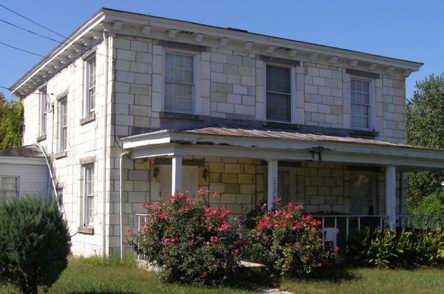 Старый особняк, построенный из необычного материала