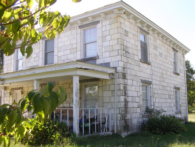 Старый особняк, построенный из необычного материала