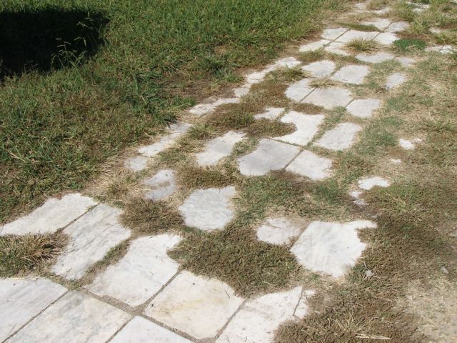 Старый особняк, построенный из необычного материала