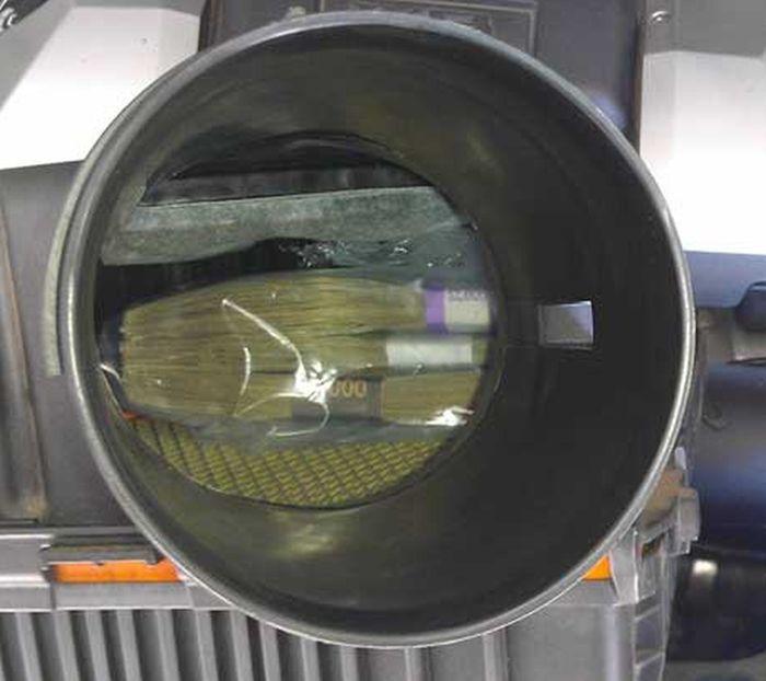 Купил машин и нашел заначку (2 фото)