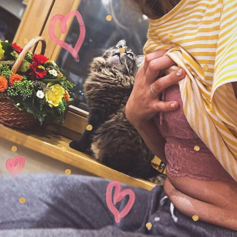 Российские девушки выкладывают свои животы в Инстаграм, призывая не стесняться своего тела