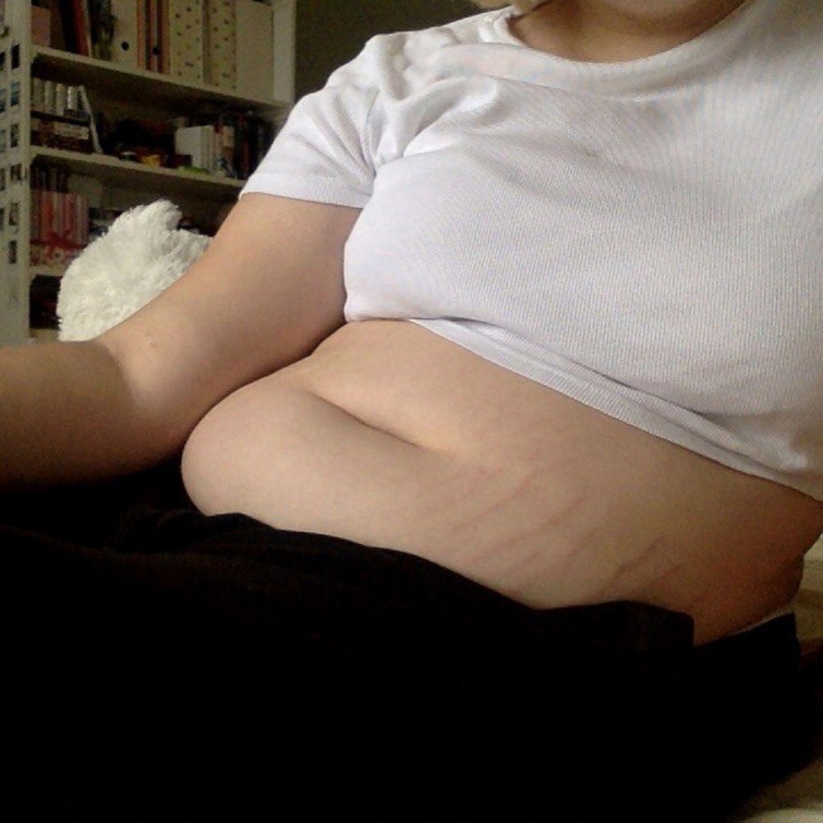 Российские девушки выкладывают свои животы в Инстаграм, призывая не стесняться своего тела