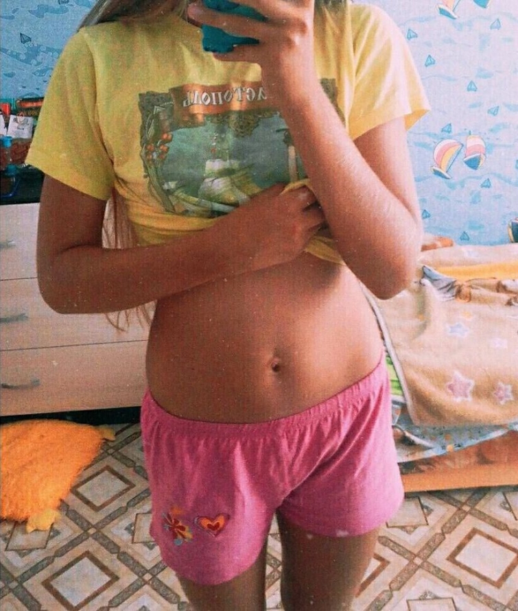 Российские девушки выкладывают свои животы в Инстаграм, призывая не стесняться своего тела