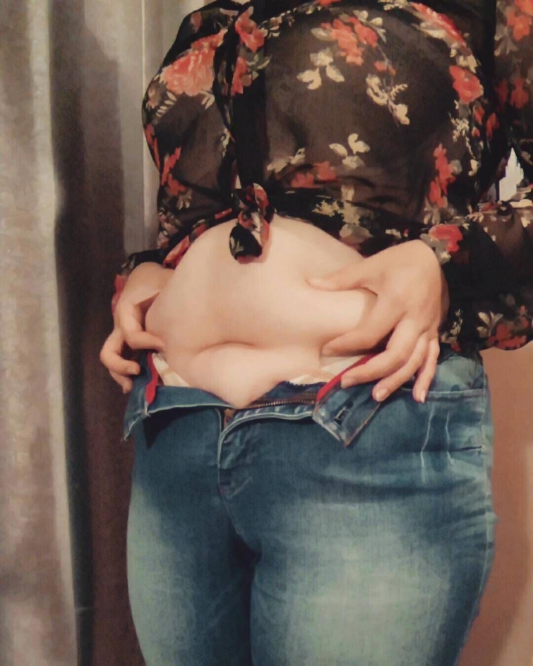 Российские девушки выкладывают свои животы в Инстаграм, призывая не стесняться своего тела