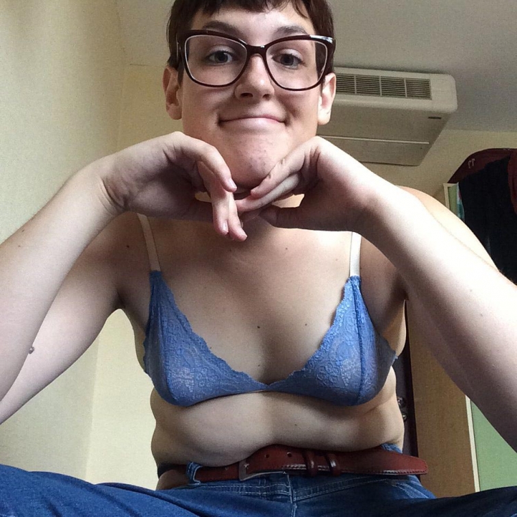 Российские девушки выкладывают свои животы в Инстаграм, призывая не стесняться своего тела