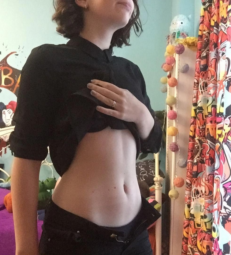 Российские девушки выкладывают свои животы в Инстаграм, призывая не стесняться своего тела