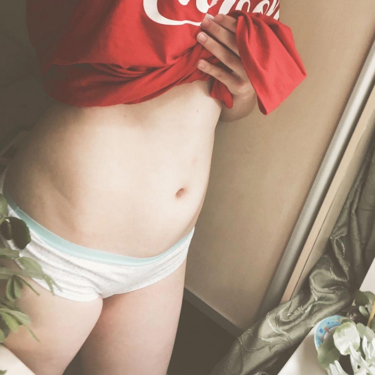 Российские девушки выкладывают свои животы в Инстаграм, призывая не стесняться своего тела