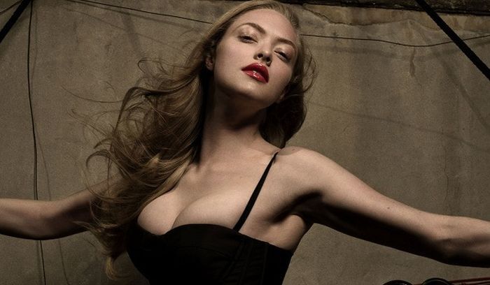 Знаменитости с натуральной грудью (59 фото)