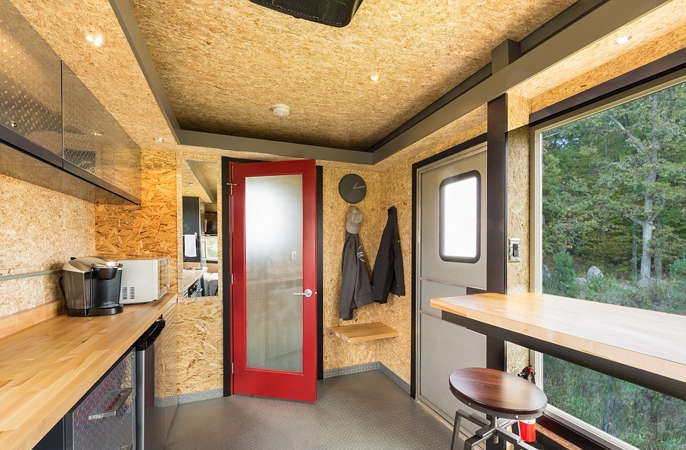 Холостяцкая берлога на колесах за 40 000$