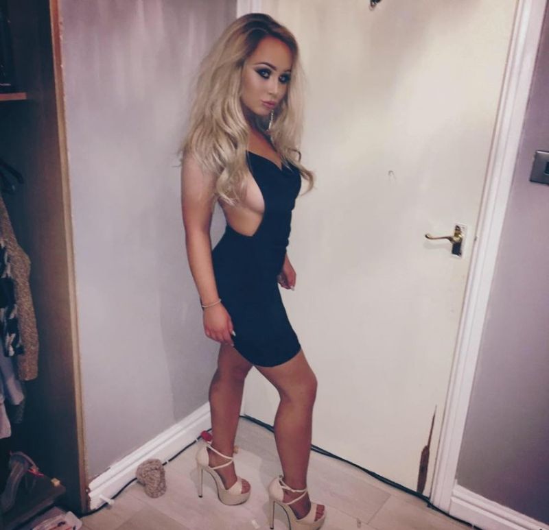 Девушки наводят марафет перед выходом в свет