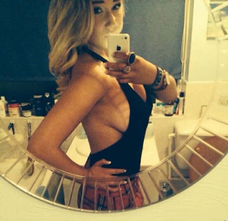 Девушки наводят марафет перед выходом в свет