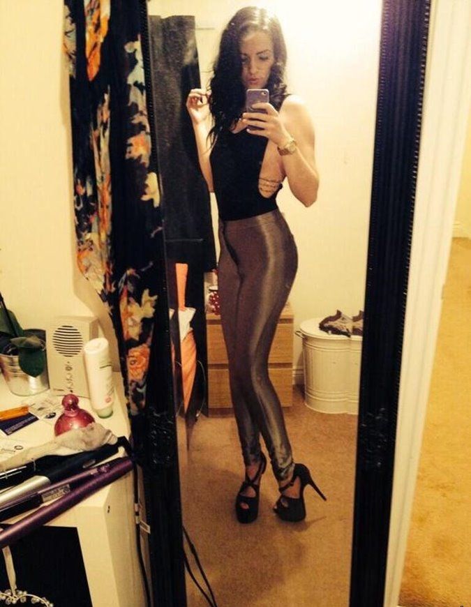 Девушки наводят марафет перед выходом в свет