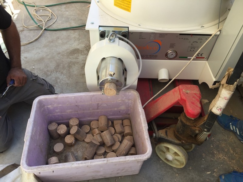 Как опилки и обрезки превращают в брикеты Как опилки и обрезки превращают в брикеты