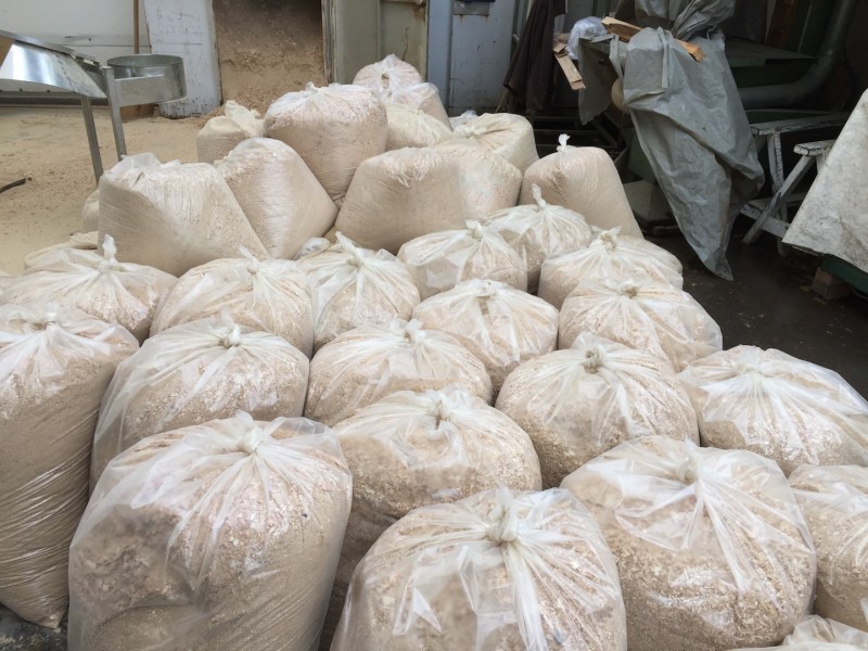 Как опилки и обрезки превращают в брикеты Как опилки и обрезки превращают в брикеты