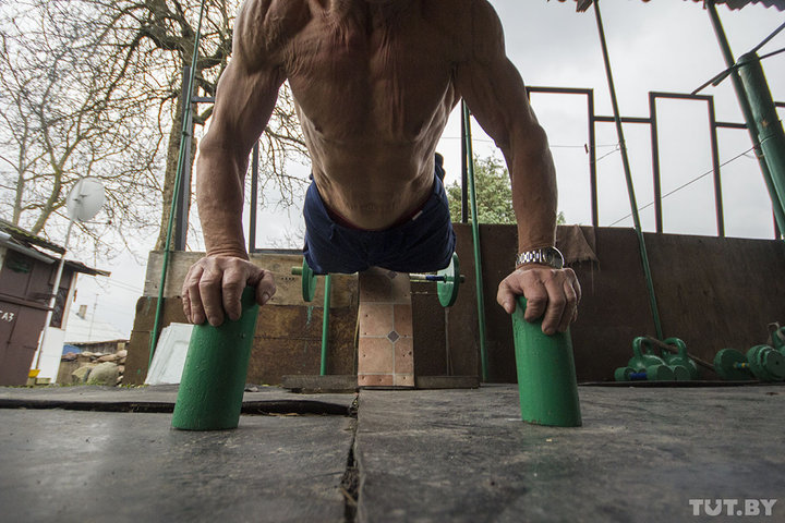 Как 70-летнему бодибилдеру удается не стареть Как 70-летнему бодибилдеру удается не стареть