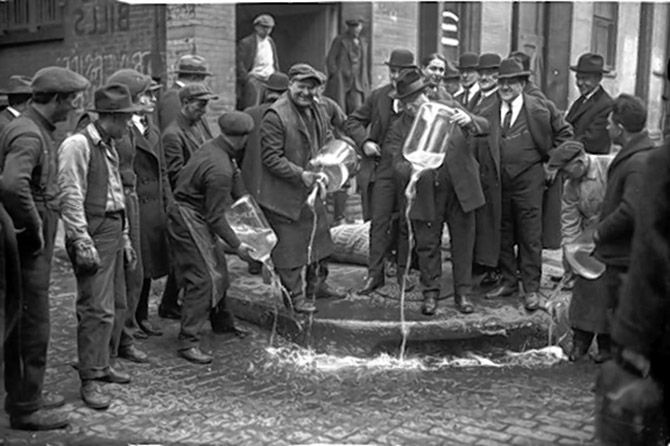 Как распознать поддельный алкоголь? (11 фото)