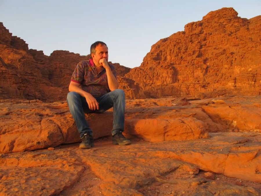 Чиновник, который ненавидит родину (4 фото)