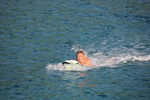 Чиновник, который ненавидит родину (4 фото)