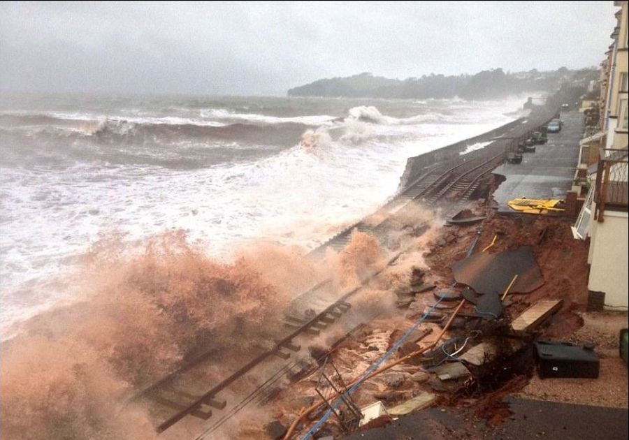 Шторм "Святой Иуда" разрушает Великобританию (17 фото)