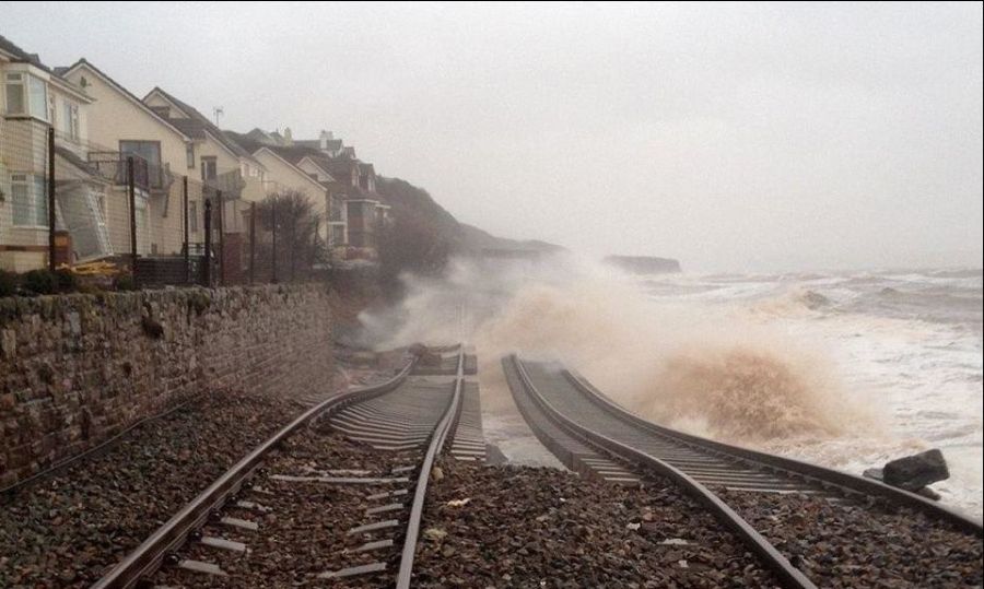 Шторм "Святой Иуда" разрушает Великобританию (17 фото)