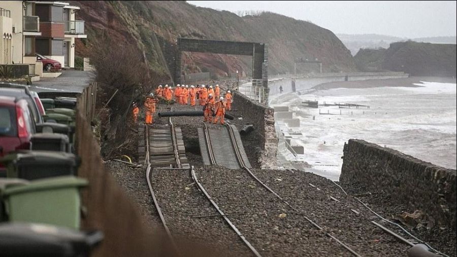Шторм "Святой Иуда" разрушает Великобританию (17 фото)