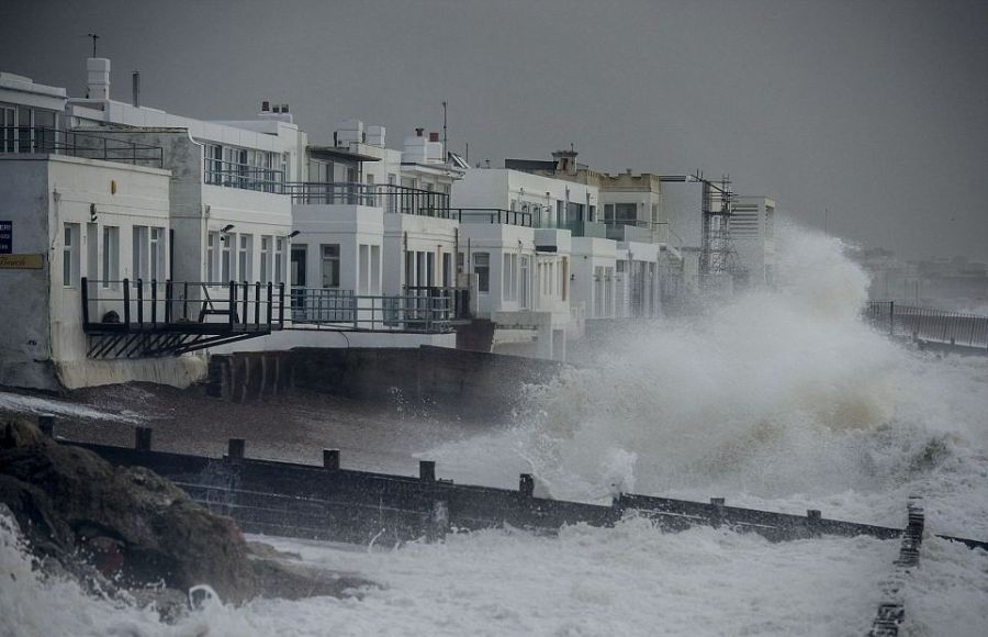 Шторм "Святой Иуда" разрушает Великобританию (17 фото)
