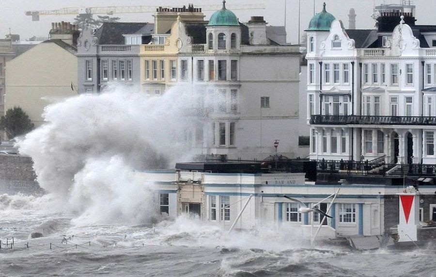 Шторм "Святой Иуда" разрушает Великобританию (17 фото)