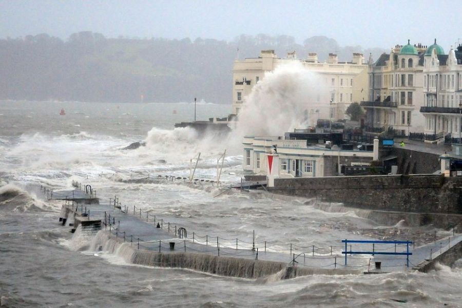 Шторм "Святой Иуда" разрушает Великобританию (17 фото)