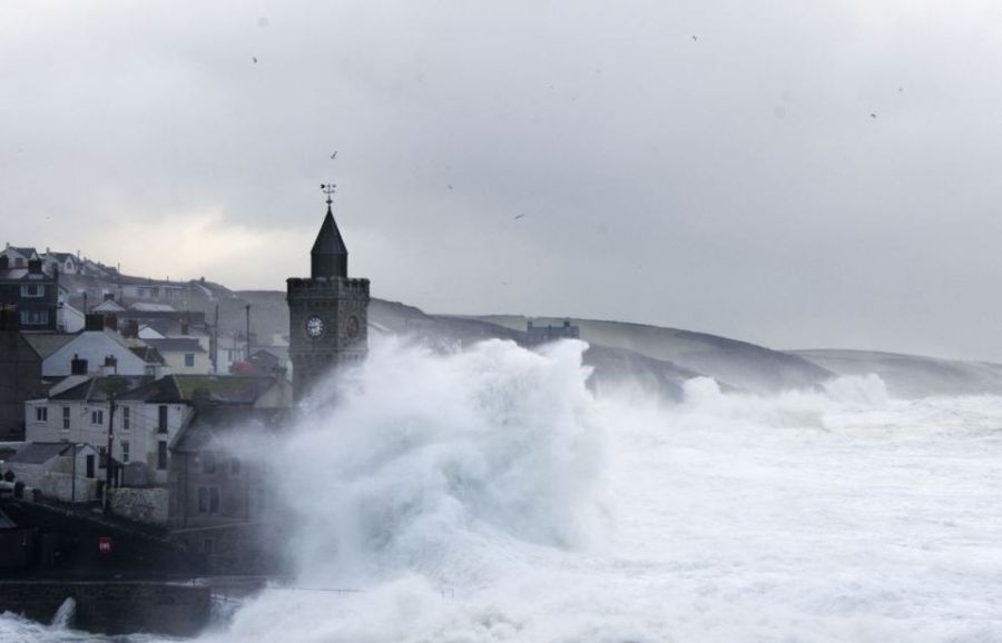 Шторм "Святой Иуда" разрушает Великобританию (17 фото)