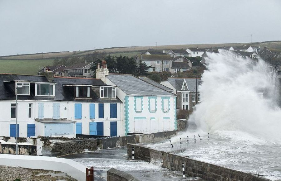 Шторм "Святой Иуда" разрушает Великобританию (17 фото)