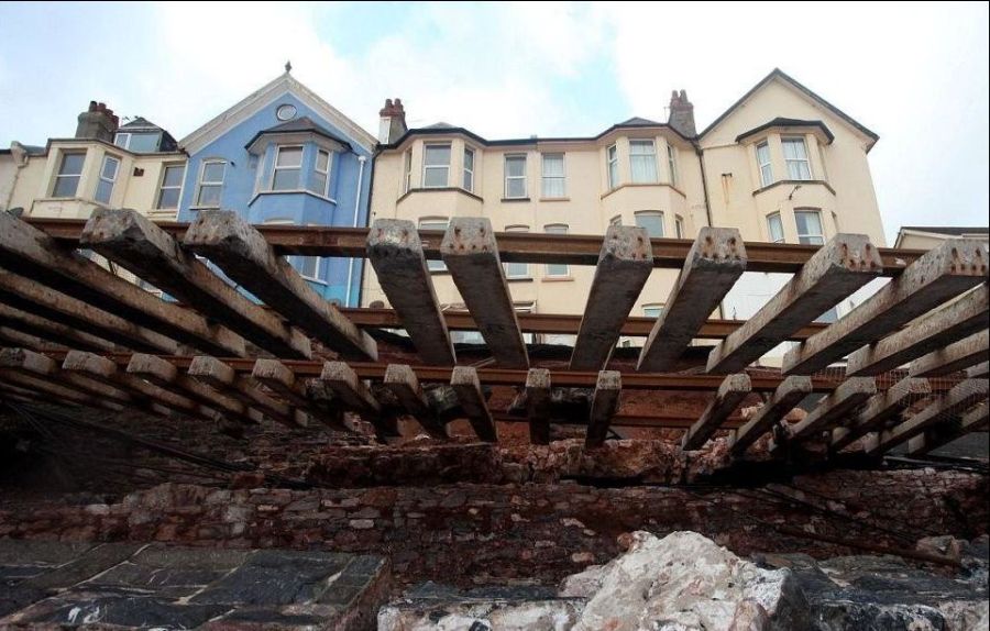 Шторм "Святой Иуда" разрушает Великобританию (17 фото)