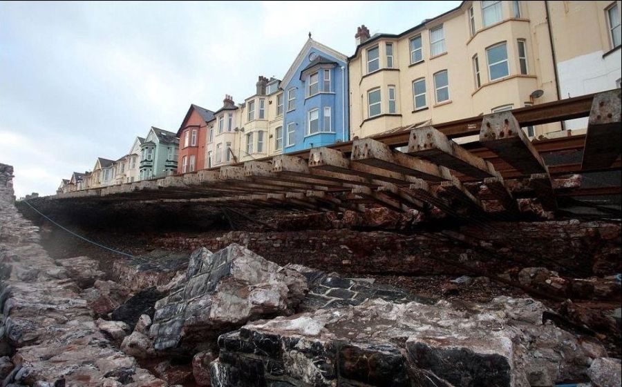 Шторм "Святой Иуда" разрушает Великобританию (17 фото)