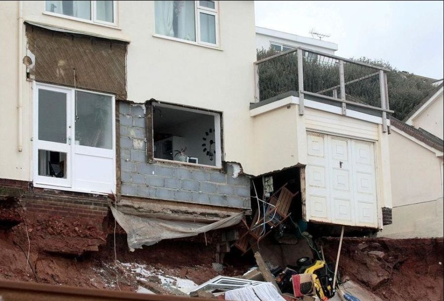 Шторм "Святой Иуда" разрушает Великобританию (17 фото)