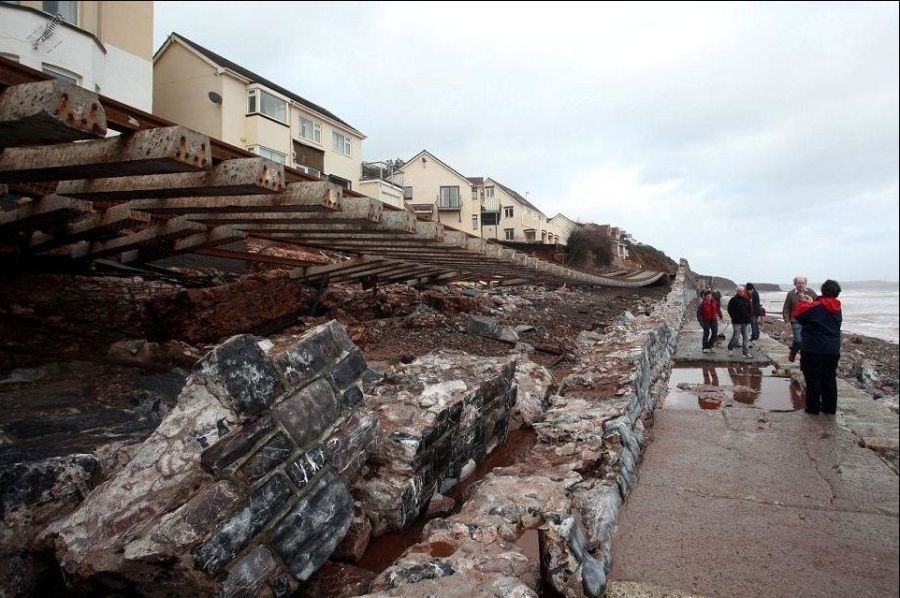 Шторм "Святой Иуда" разрушает Великобританию (17 фото)