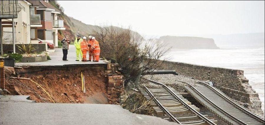 Шторм "Святой Иуда" разрушает Великобританию (17 фото)