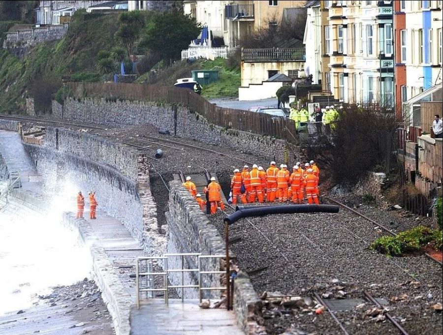 Шторм "Святой Иуда" разрушает Великобританию (17 фото)