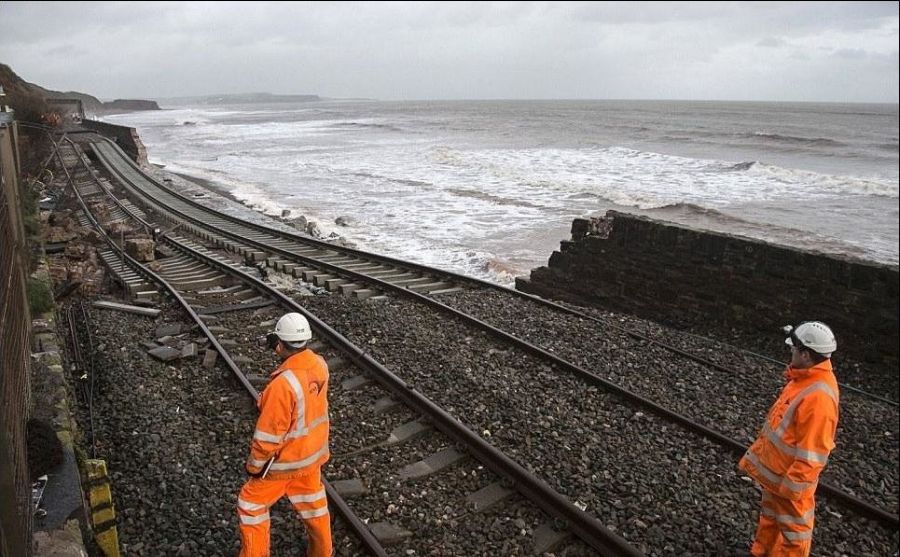 Шторм "Святой Иуда" разрушает Великобританию (17 фото)