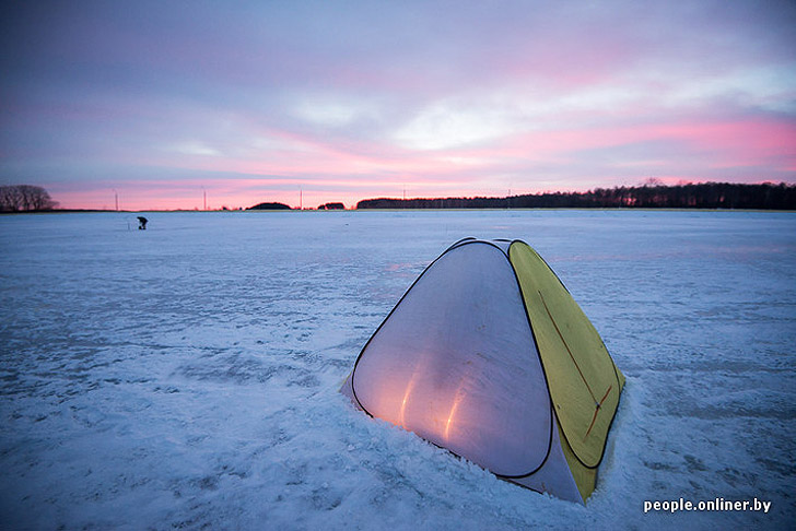 Тест на настоящего мужика: репортаж с зимней рыбалки на Минском море Тест на настоящего мужика: репортаж с зимней рыбалки на Минском море