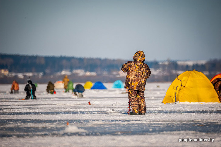 Тест на настоящего мужика: репортаж с зимней рыбалки на Минском море Тест на настоящего мужика: репортаж с зимней рыбалки на Минском море