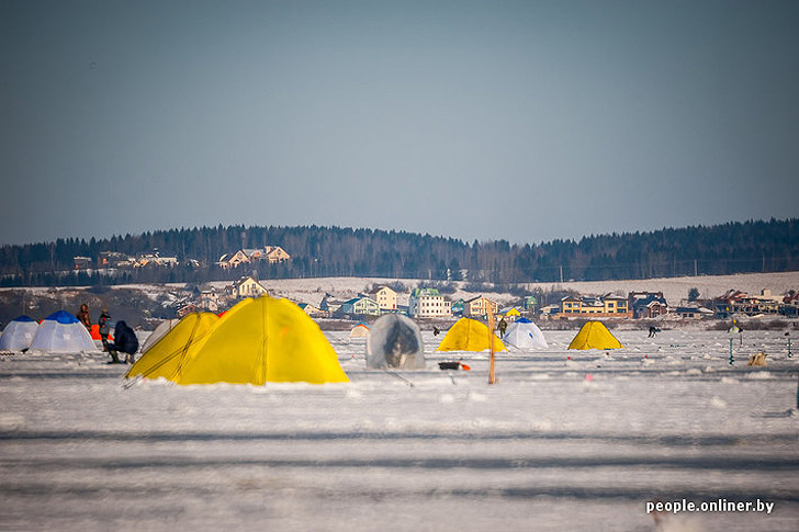 Тест на настоящего мужика: репортаж с зимней рыбалки на Минском море Тест на настоящего мужика: репортаж с зимней рыбалки на Минском море