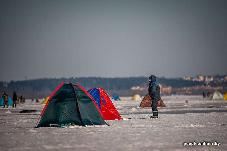 Тест на настоящего мужика: репортаж с зимней рыбалки на Минском море Тест на настоящего мужика: репортаж с зимней рыбалки на Минском море
