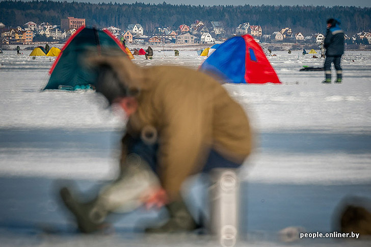 Тест на настоящего мужика: репортаж с зимней рыбалки на Минском море Тест на настоящего мужика: репортаж с зимней рыбалки на Минском море