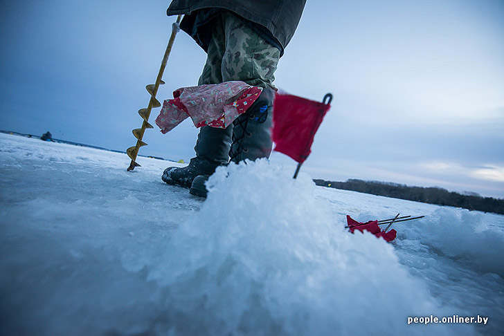 Тест на настоящего мужика: репортаж с зимней рыбалки на Минском море Тест на настоящего мужика: репортаж с зимней рыбалки на Минском море