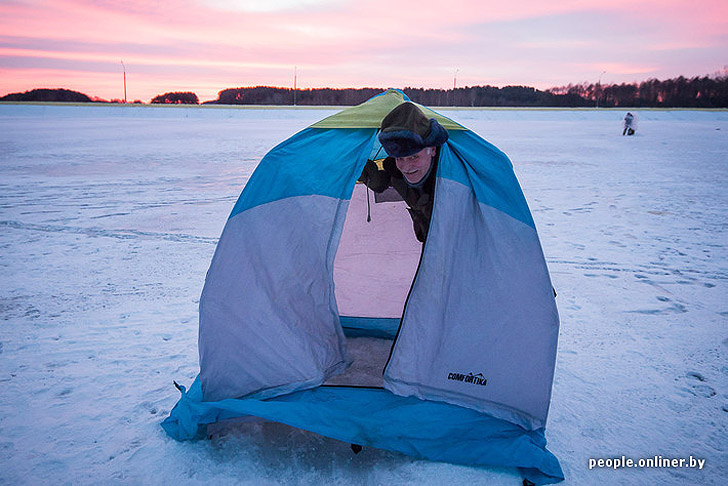 Тест на настоящего мужика: репортаж с зимней рыбалки на Минском море Тест на настоящего мужика: репортаж с зимней рыбалки на Минском море