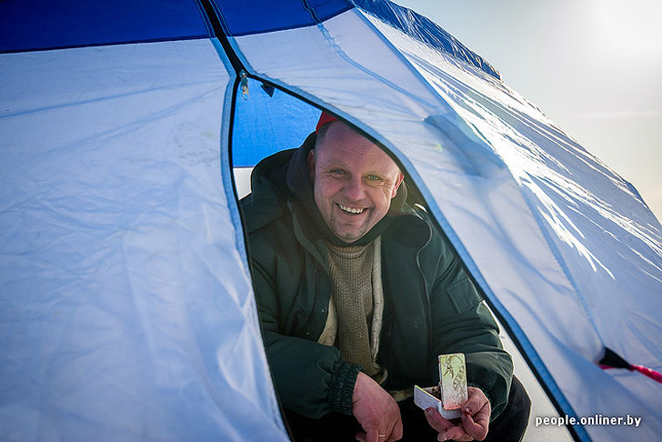 Тест на настоящего мужика: репортаж с зимней рыбалки на Минском море Тест на настоящего мужика: репортаж с зимней рыбалки на Минском море