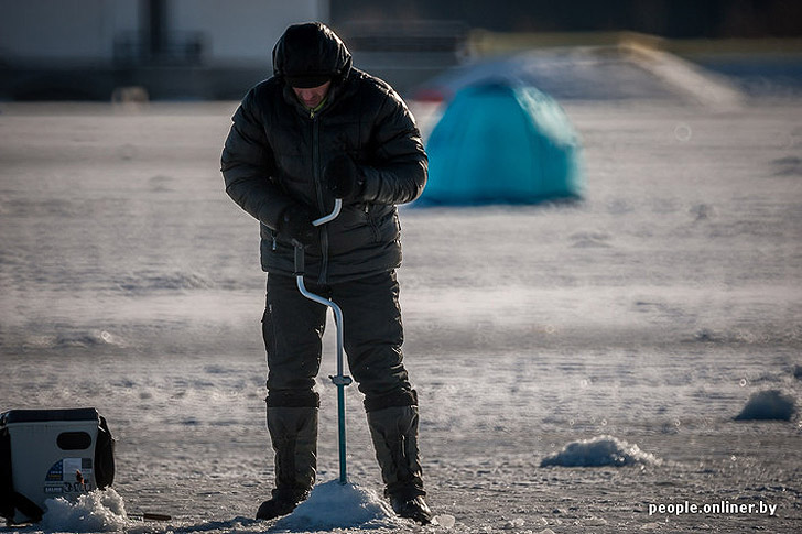 Тест на настоящего мужика: репортаж с зимней рыбалки на Минском море Тест на настоящего мужика: репортаж с зимней рыбалки на Минском море