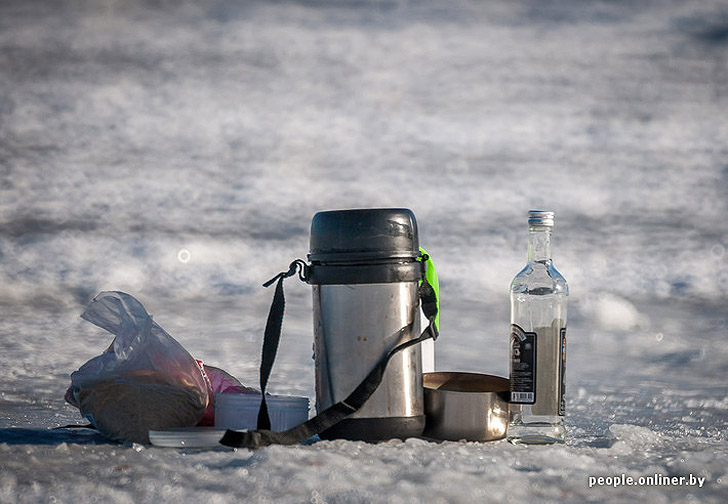 Тест на настоящего мужика: репортаж с зимней рыбалки на Минском море Тест на настоящего мужика: репортаж с зимней рыбалки на Минском море