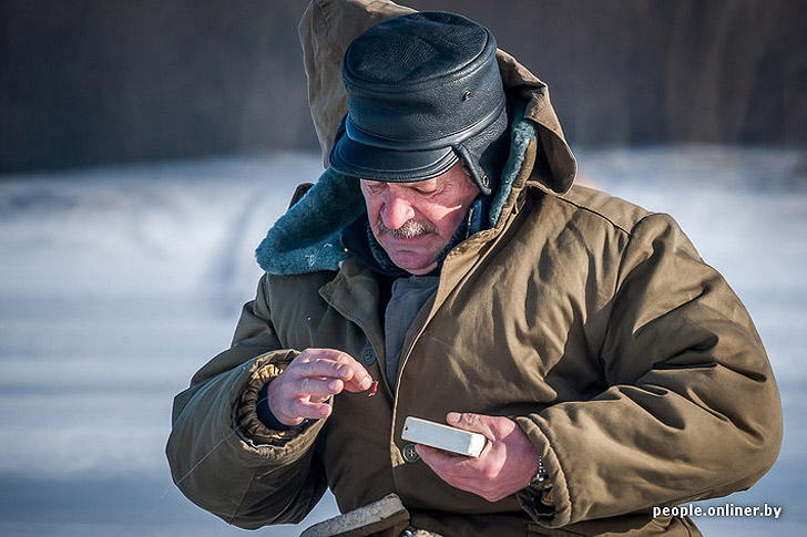 Тест на настоящего мужика: репортаж с зимней рыбалки на Минском море Тест на настоящего мужика: репортаж с зимней рыбалки на Минском море