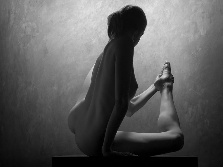 Чудеса гибкости в ню известного фотографа