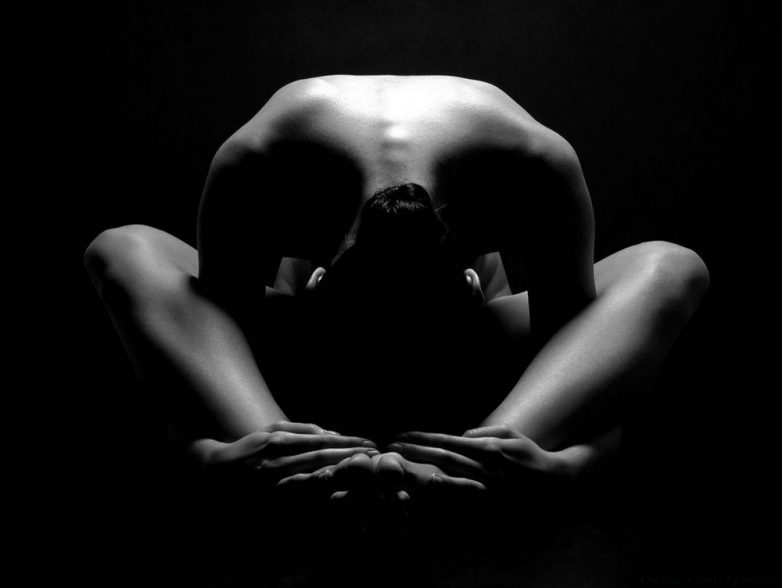 Чудеса гибкости в ню известного фотографа